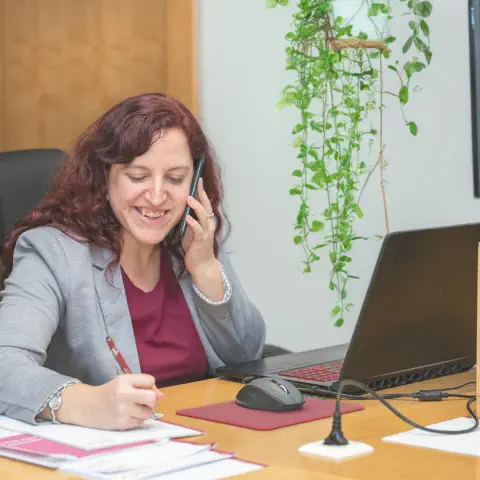 Edith Mayerhofer telefoniert für ReWi