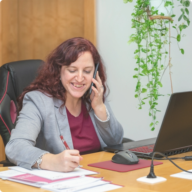 Edith Mayerhofer telefoniert für ReWi