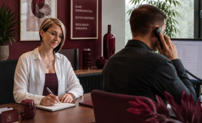 Martina Hochstöger hält Telefontraining